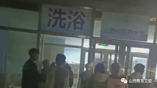 高校男生扮女装进女澡堂事件，校园安全及性别意识教育的反思