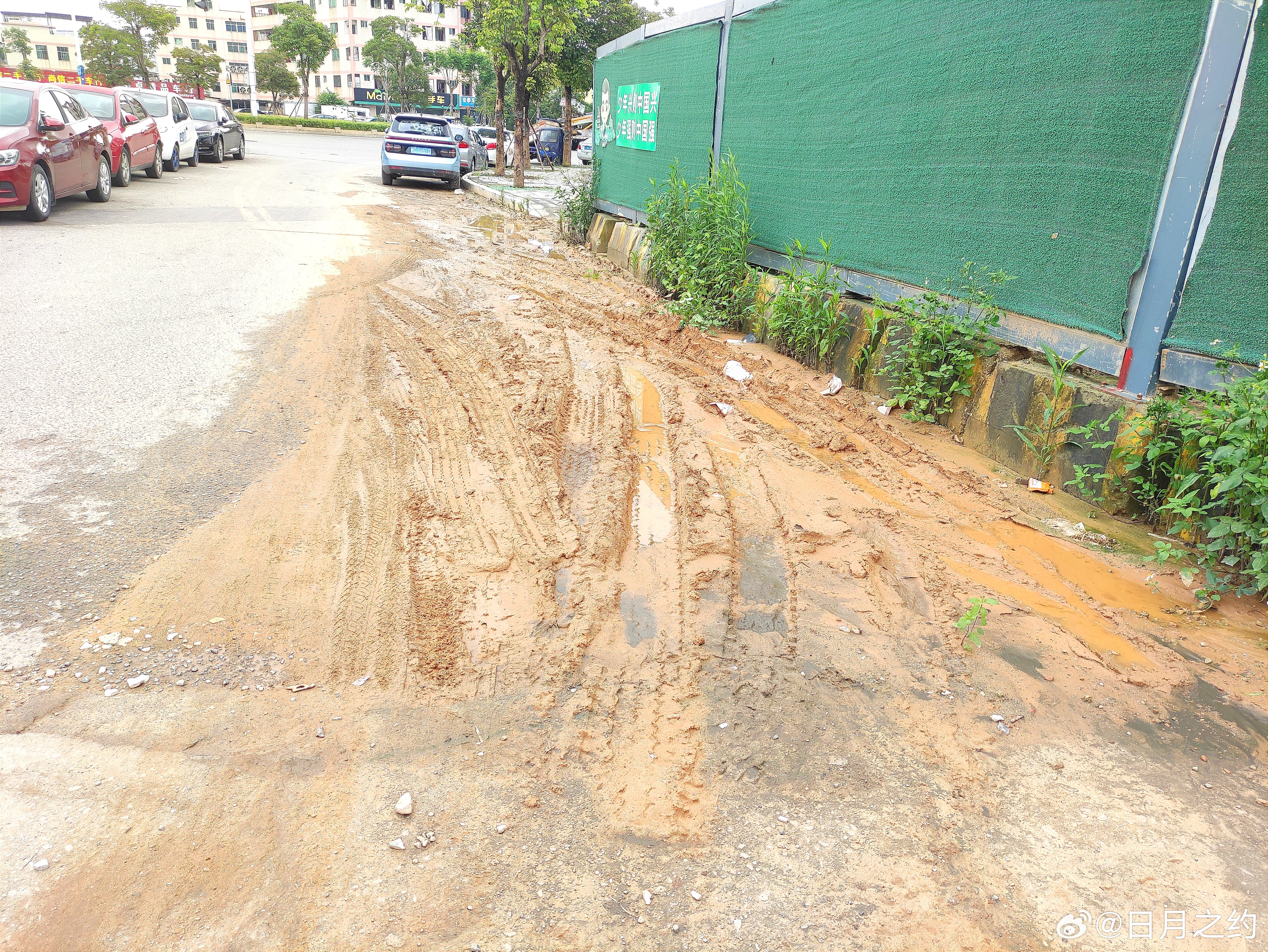 刮风扬尘与雨天泥泞，市政道路连接路的挑战与困境