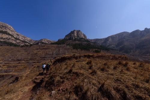 贺兰山深处探险危机重重，驴友首次探险遭遇险境