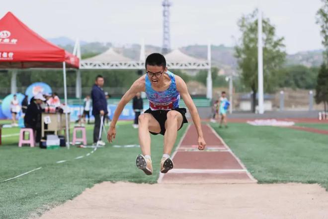 龙潭街道小运动员在关岭县中小学生田径运动会大放异彩