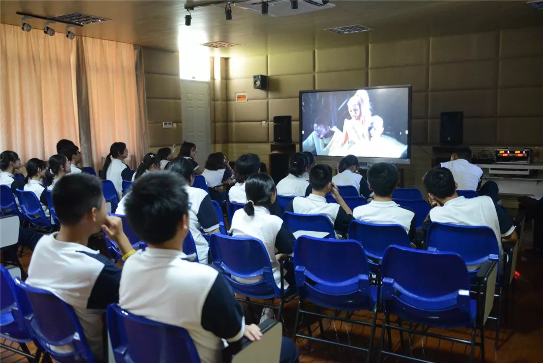 学校如何通过全球课程拓展学生国际视野的培育策略