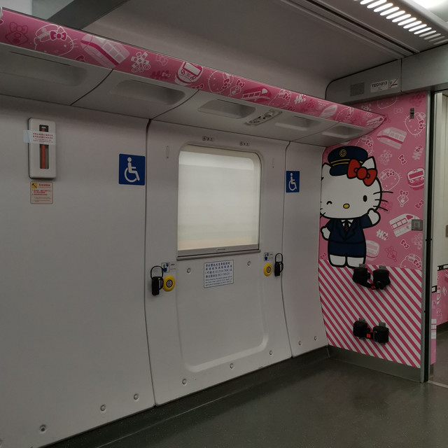 重庆地铁现HelloKitty列车