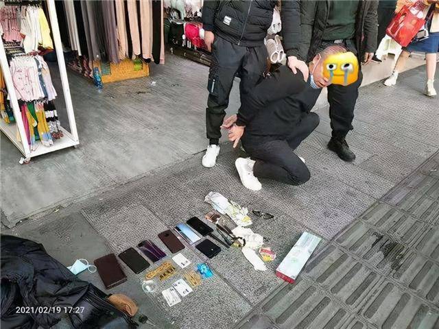 哈尔滨大妈求助特警找手撕面包