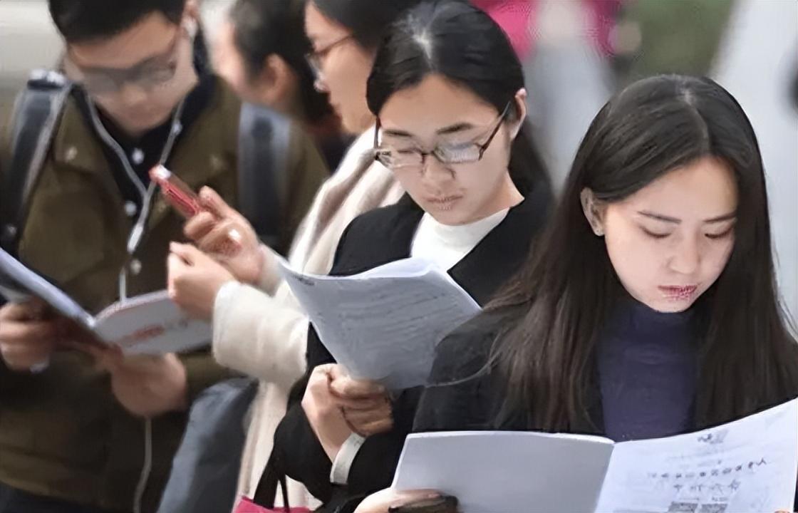 公务员面试成功者的特质揭秘，哪些特质的人更易通过面试？