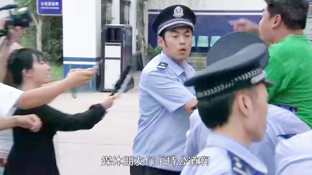 小伙被警察堵住，一口一个未被发现